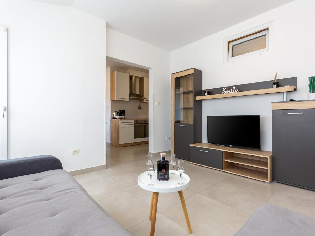 Amoroso 200m From Sea Apartment *
